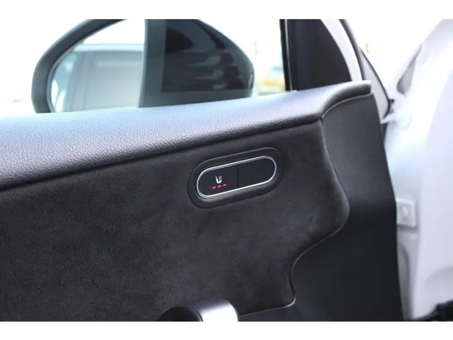 Mercedes-Benz A-Klasse 250 e AMG 2020 Hybride Benzine 26