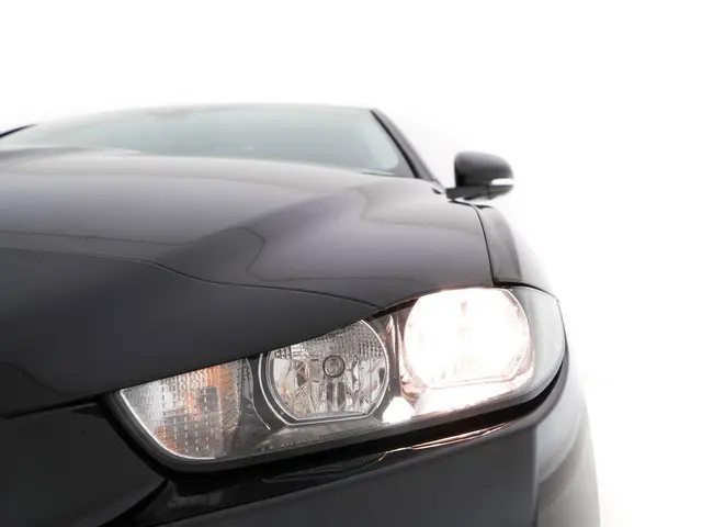 Jaguar XE 2.0 D Pure In-Control-Pack 2016 Diesel 23