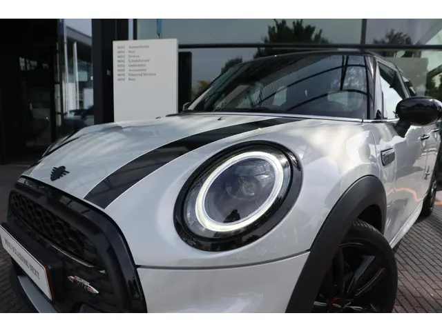MINI 5-Deurs Cooper 2021 Benzine 2