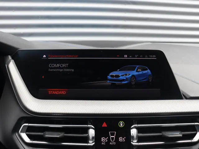 BMW 1 Serie 5-deurs M135i xDrive 2019 Benzine 24