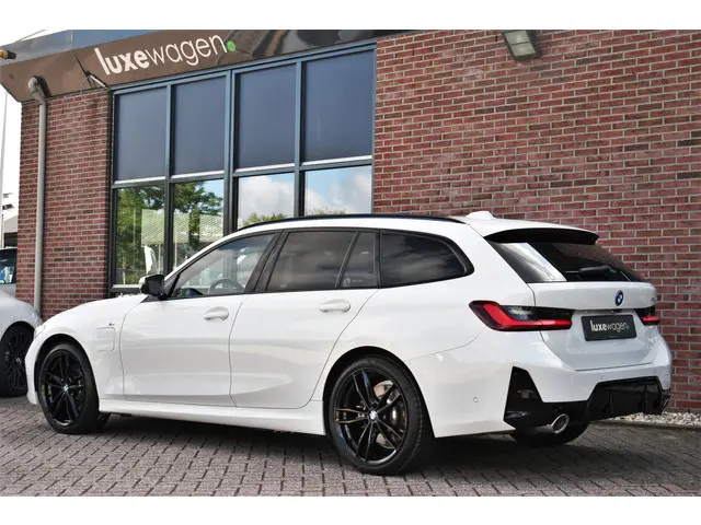 BMW 3 Serie Touring 330e M-Sport 2023 Hybride Benzine 6