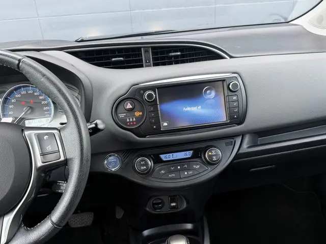 Toyota Yaris 1.5 Hybrid Dynamic 2014 Hybride Benzine 16