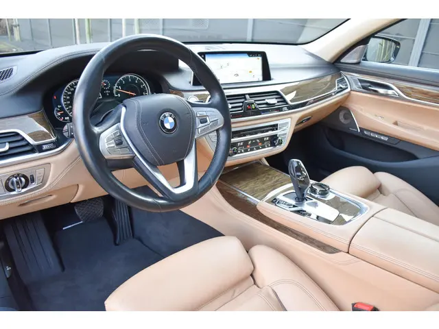 BMW 7 Serie 740Li High Executive 2015 Benzine 7