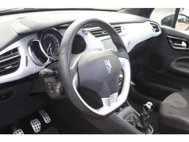 Citroën DS3 Cabrio 1.2 VTi Chic 2013 Benzine 17