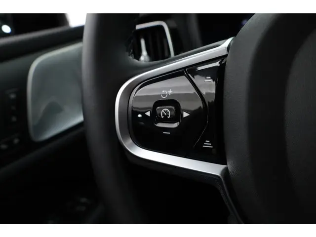 Volvo V60 T8 Recharge Ultra Dark 2025 Hybride Benzine 12