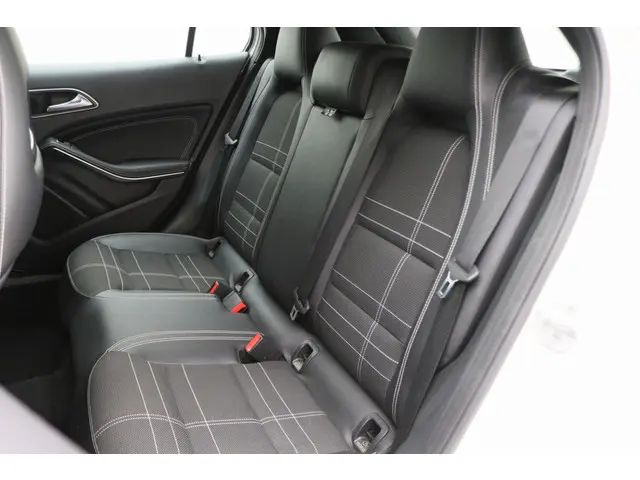 Mercedes-Benz GLA 180 Ambition Automaat 2015 Benzine 12