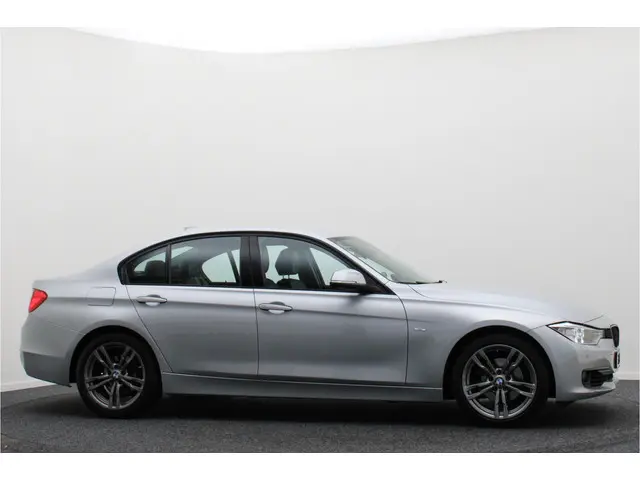 BMW 3 Serie 320i High Executive 2015 Benzine 21