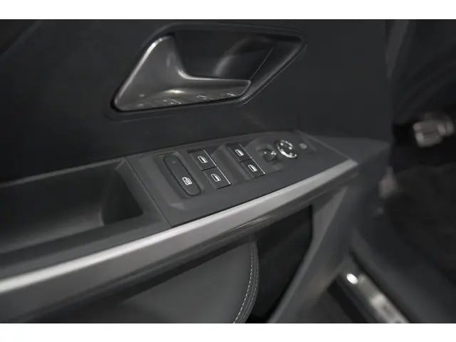 Peugeot 3008 1.2 Hybrid 136 GT 2025 Hybride Benzine 24