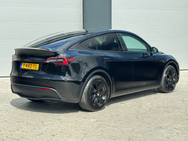 Tesla Model Y 2