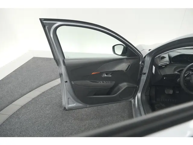 Peugeot 208 PureTech 100 EAT8 Active Pack 2023 Benzine 64