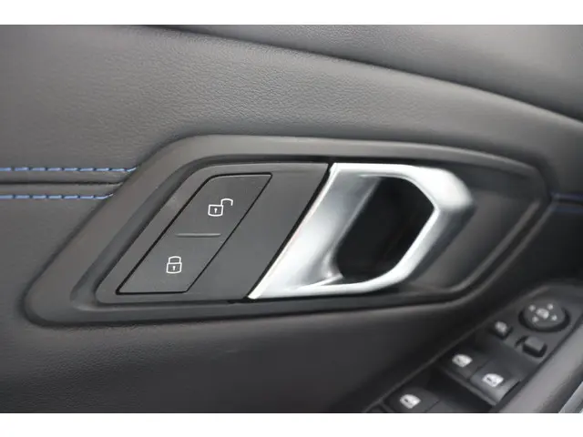 BMW 3 Serie 330e 2024 Hybride Benzine 38