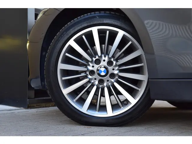 BMW 3 Serie Touring 320i Luxury Edition 2018 Benzine 34
