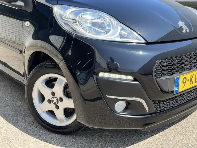 Peugeot 107 1.0 Black & Silver 2013 Benzine 35