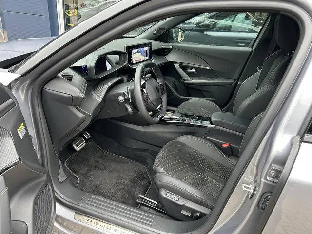 Peugeot 2008 1.2 Turbo 130 PK GT 2024 Benzine 31