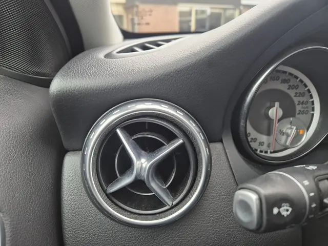 Mercedes-Benz GLA 200 Ambition 2015 Benzine 13