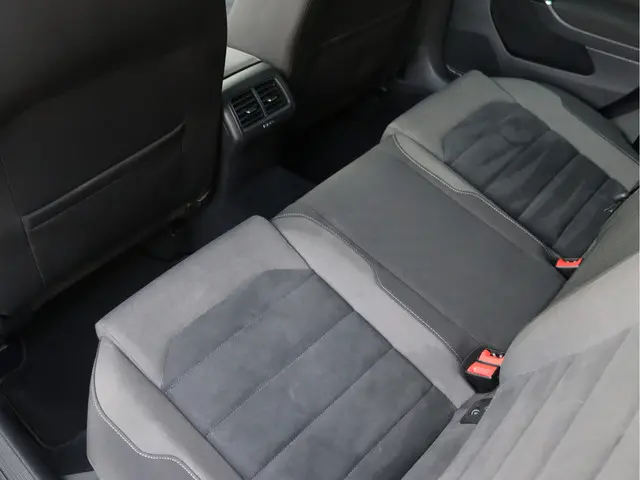 Volkswagen Golf 1.0 TSI Highline R-line 2017 Benzine 29