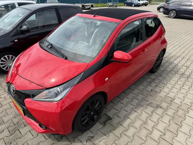 Toyota Aygo 1.0 VVT-i X Air Edition ( Cabrio ) 2016 Benzine 2