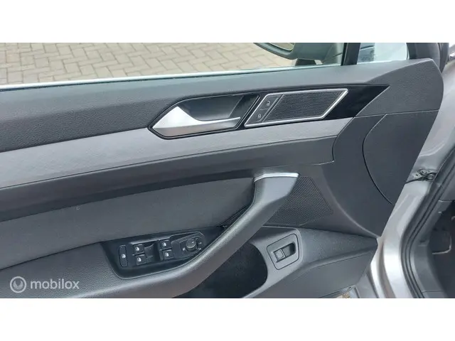 Volkswagen Passat Variant 1.5 TSI Business 2022 Benzine 16