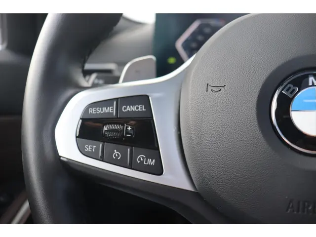 BMW 3 Serie Touring 318i 2024 Benzine 18