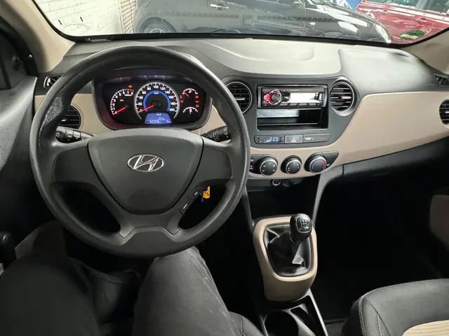 Hyundai i10 1 JAAR APK (motor rookt ) 2016 Benzine 7