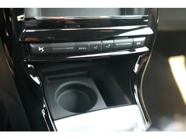 DS DS 3 3 PT 82 So Chic 2016 Benzine 29