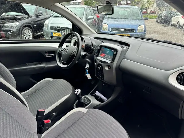 Toyota Aygo 1.0 VVT-i x-play ltd 2019 Benzine 6