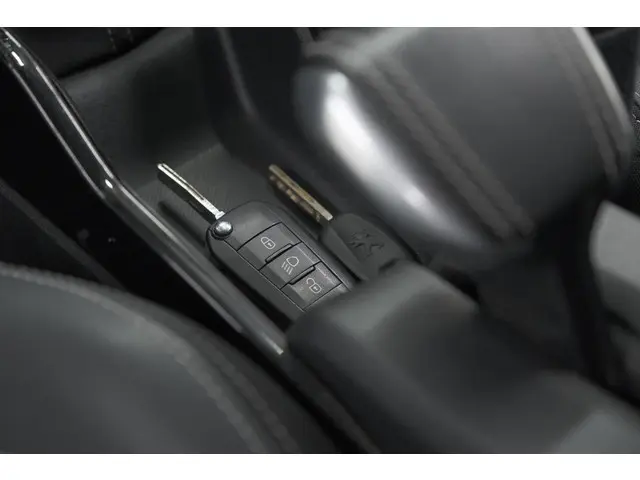 Peugeot 2008 PureTech 130 Allure 2019 Benzine 17