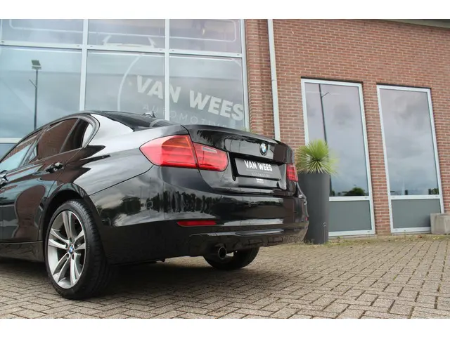 BMW 3 Serie 316i Executive 2013 Benzine 33