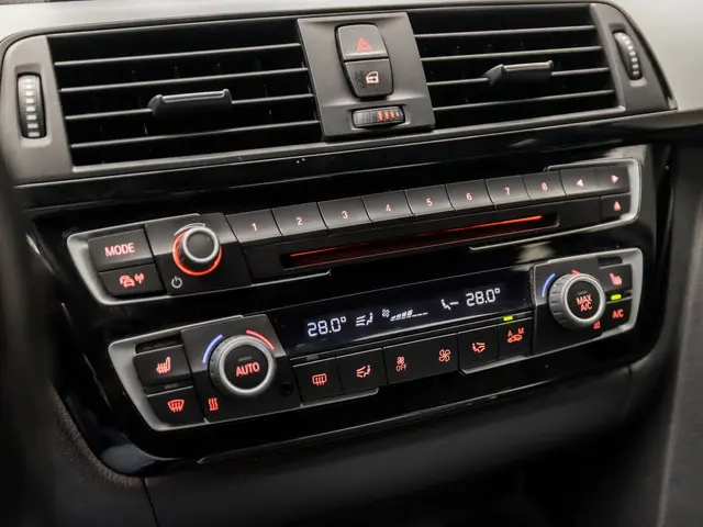 BMW 3 Serie 320i M Sport High Executive 2018 Benzine 9