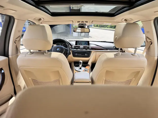 BMW 3 Serie Touring 328i High Executive 2014 Benzine 38