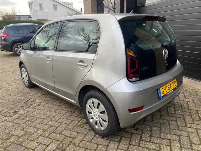 Volkswagen up! 1.0 BMT move up! 2019 Benzine 2