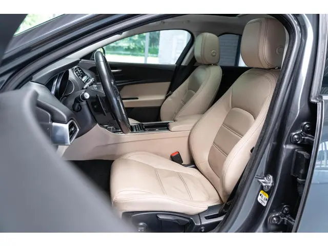 Jaguar XE 2.0 D Pure Leder Panorama 2018 Diesel 9