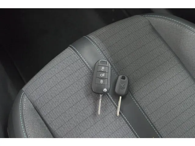 Peugeot 2008 PureTech 130 EAT8 Allure 2023 Benzine 14