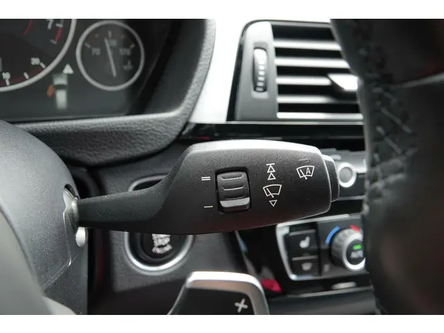 BMW 3 Serie Touring 320i 2017 Benzine 39