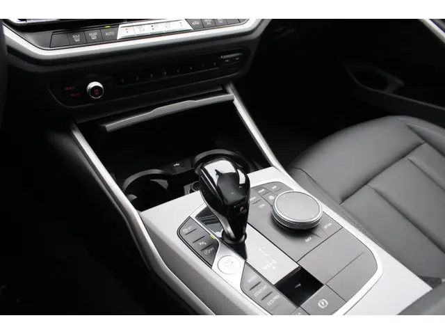 BMW 3 Serie 320i Executive Edition 2020 Benzine 21