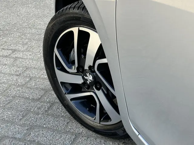Peugeot 108 1.2 VTi Allure 2014 Benzine 33