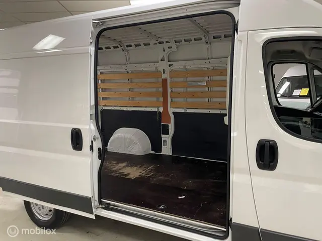 Peugeot Boxer Bestel 330 2.2 HDI L2H1 XT 2015 Diesel 12