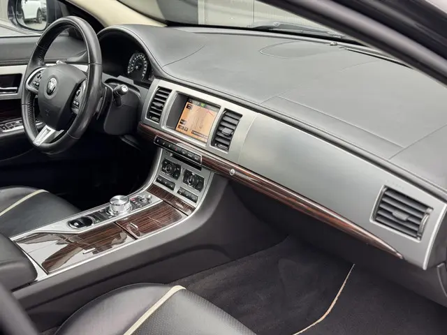 Jaguar XF 2.2D 2015 Diesel 19