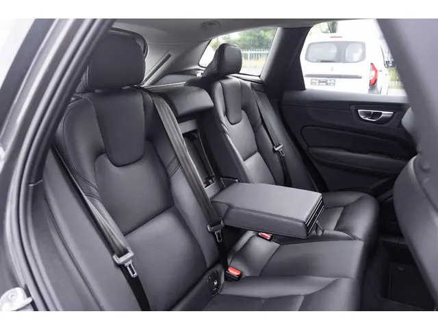 Volvo XC60 B5 Plus Dark 2023 Benzine 38