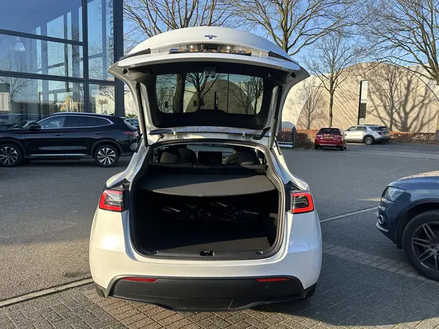 Tesla Model Y Long Range AWD 75 kWh 2023 Elektrisch 13
