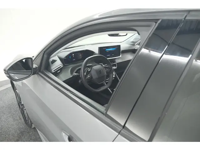 Peugeot 208 Hybrid 100 e-DCS6 Allure 2024 Benzine 32