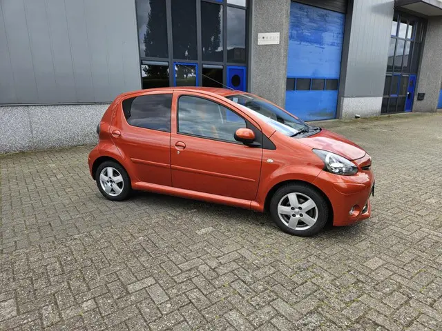 Toyota Aygo 1.0 VVT-i Comfort Orange 2012 Benzine 4