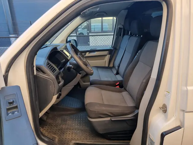 Volkswagen Transporter 2.0 TDI L2H1 2018 Diesel 4