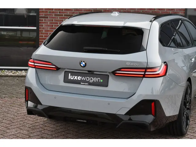 BMW 5 Serie Touring 520i M-Sport 2024 Benzine 75