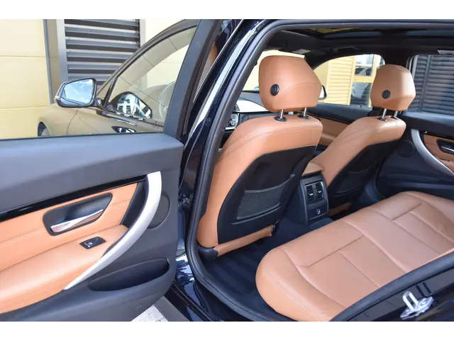 BMW 3 Serie Touring 320i 2018 Benzine 23