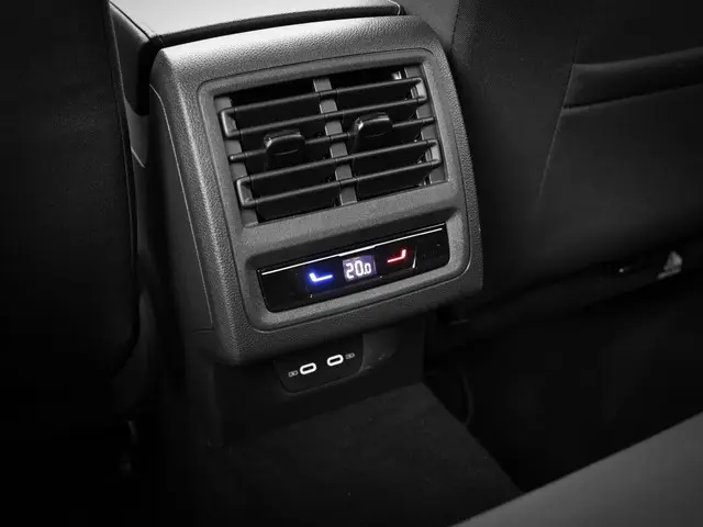 Volkswagen Golf 1.0 eTSI 110PK DSG Life 2023 Benzine 12