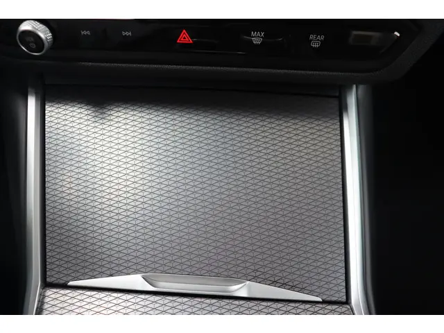BMW 3 Serie 330e 2024 Hybride Benzine 33