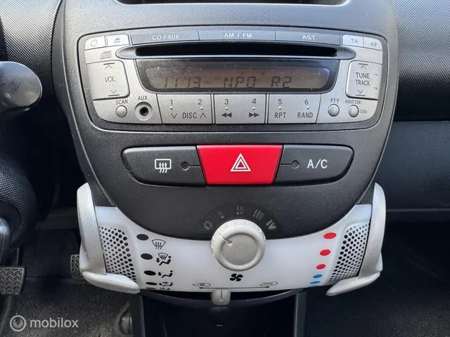 Toyota Aygo 1.0 VVT-i Now Zwart 2013 2013 Benzine 17