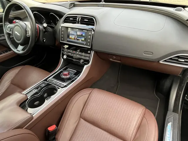 Jaguar XE 2.0 Portfolio 2015 Benzine 67