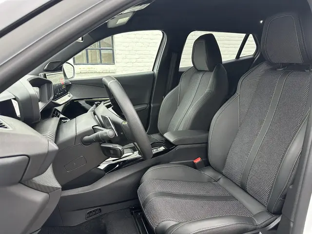 Peugeot 2008 1.2 Hybrid 145 PK GT 2025 Hybride Benzine 8